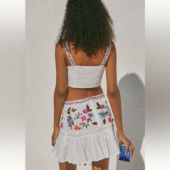 Mahila Floral Embroidered Crop Top - Picture 3 of 3